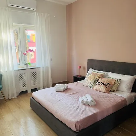 Alexander Charme In Apartment Rome